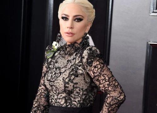 Dịu dàng bất ngờ nhưng Lady Gaga vẫn "chặt chém" khách mời vì chiếc váy đặc biệt