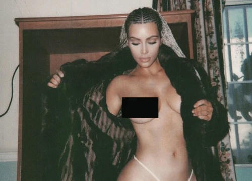 Kim Kardashian bị chỉ trích khi khoe ảnh hở hang dù vừa có con thứ ba