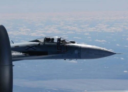 Nga điều siêu tiêm kích Su-27 ra chặn đứng máy bay do thám Mỹ