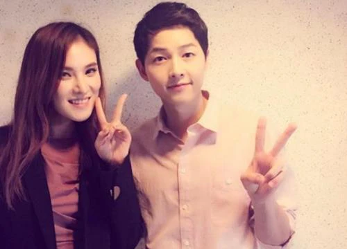 Không chỉ ga lăng với mình vợ, Song Joong Ki còn lịch thiệp với cả những người phụ nữ khác