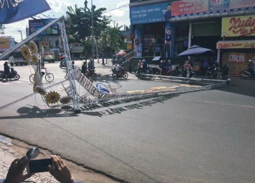 Khung đèn trang trí năm mới nặng hàng tấn đổ sập xuống đường