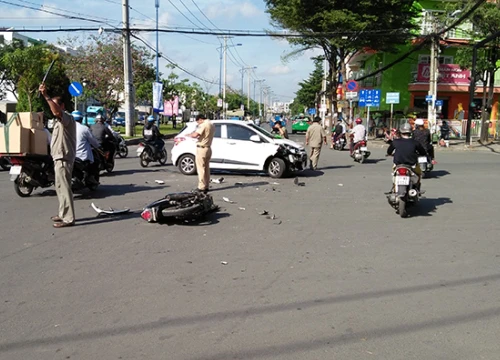 TP.HCM: Vượt đèn đỏ đâm vào ô tô, xe máy gãy đôi, 1 người chết