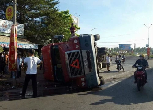 Xe container lật khi đang chạy, đè nát người đi xe máy