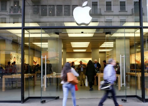 Apple Store sơ tán khách hàng vì pin iPhone bốc khói