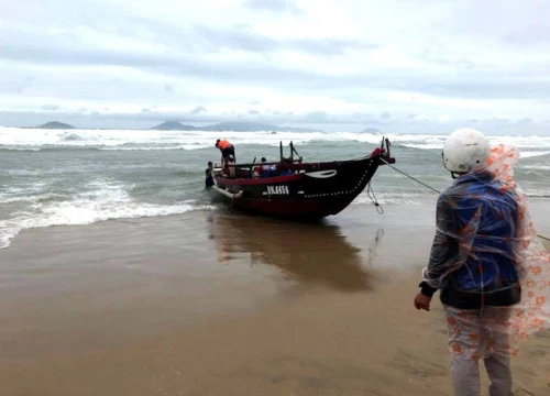 Cứu hai tàu cá trôi dạt trên biển