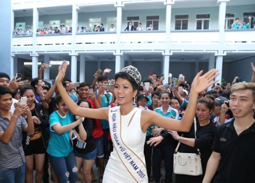 Hàng trăm sinh viên ùa tới khi hoa hậu H'Hen Niê về thăm trường cũ