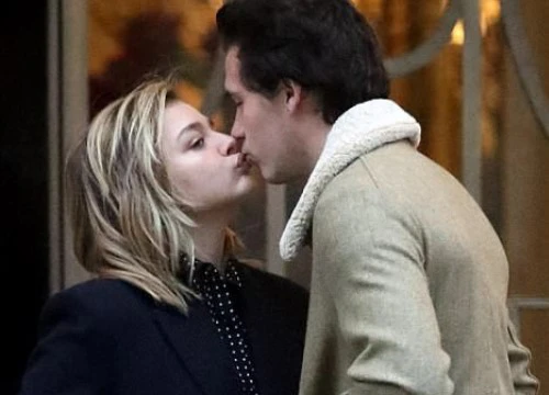 Hôn nhau trên phố, Brooklyn Beckham và Chloe Moretz dễ thương như đang quay phim tình cảm