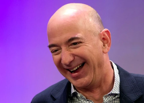 Jeff Bezos tiếp tục bỏ xa Bill Gates trên bảng xếp hạng những người giàu nhất hành tinh