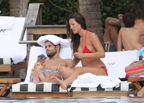 Malena Costa khiến dân tình ngẩn ngơ nhờ bikini đỏ rực