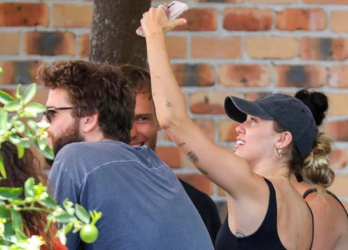 Miley Cyrus và Liam Hemsworth đeo nhẫn đôi hạnh phúc sau tin đồn bí mật kết hôn