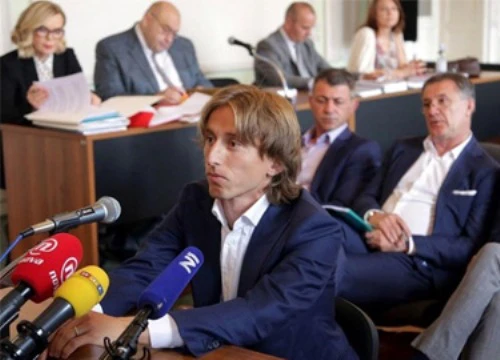 Modric phải móc ví để thoát án tù