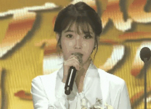 Nhận giải Daesang, IU xúc động trải lòng về Jonghyun: "Tại sao anh ấy buồn và đau đớn đến vậy, mình nghĩ là mình hiểu"