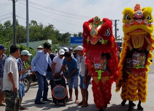 Tài xế thuê đoàn lân "ăn mừng" BOT Sóc Trăng xả trạm