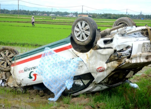 Taxi &#8220;bay&#8221; xuống ruộng trong đêm, tài xế bị thương