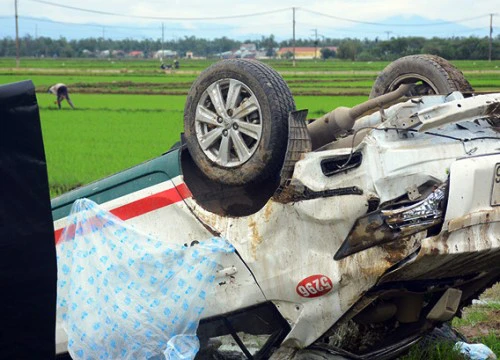 Tông nát hàng loạt cột mốc trên QL 1A, taxi lật ngửa giữa ruộng