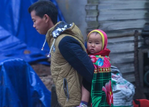 Trẻ nhỏ Sa Pa chân trần, mặt tím tái trong giá lạnh khủng khiếp