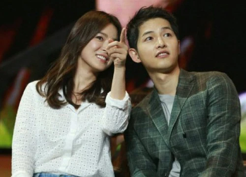 Vợ chồng Song Joong Ki - Song Hye Kyo nắm tay tình tứ khi hẹn hò tại Nhật Bản