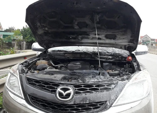 Xe Mazda bốc khói cháy đầu khi đang chạy