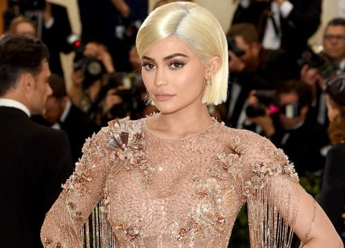 Kylie Jenner đã vào bệnh viện sinh con?