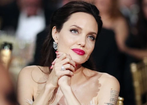 Loạt ảnh chứng minh ở tuổi 42, Angelina Jolie vẫn là "báu vật nhan sắc" của nước Mỹ không ai bì được