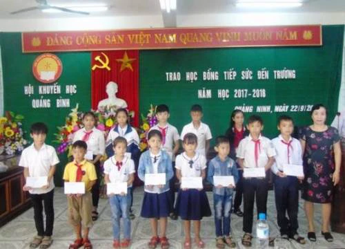 Quảng Bình: Gần 11 ngàn học sinh, sinh viên nghèo được trao học bổng trong năm 2017