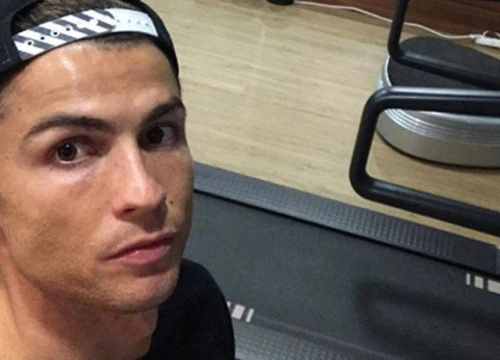 Ronaldo cải trang trêu đùa phóng viên