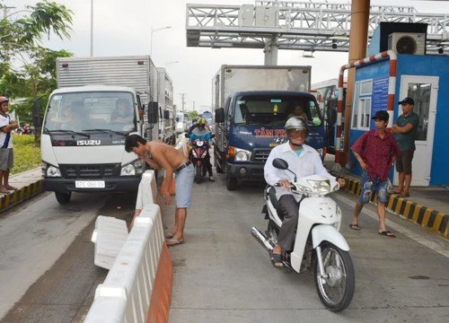 Sau giảm phí, tài xế tiếp tục gây hỗn loạn tại trạm BOT Sóc Trăng