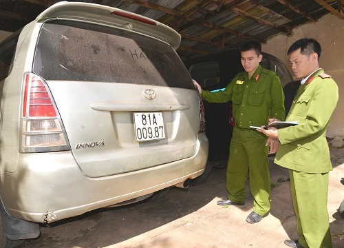 Tông xe đặc chủng, nhóm đối tượng bỏ lại ô tô cùng "hàng nóng", chạy trốn cảnh sát