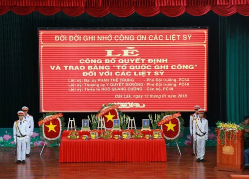 Trao bằng "Tổ quốc ghi công" đối với 3 liệt sĩ hy sinh trong vụ nổ tại trụ sở công an