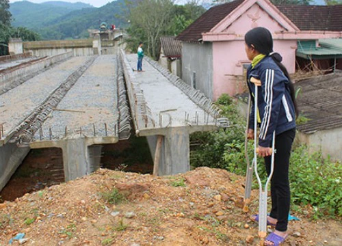 Cán bộ huyện nhắn tin gỡ rối cho nhà thầu bị kỷ luật