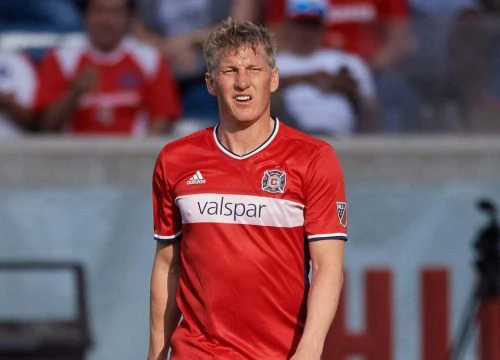 Đội bóng nghèo lấy đất, bia, vú nuôi chiêu dụ Schweinsteiger