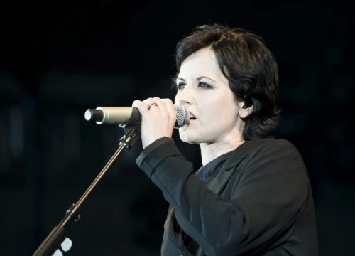 Giọng ca chính của ban nhạc rock The Cranberries đột ngột qua đời ở tuổi 46