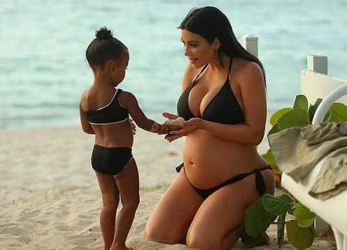 Kim Kardashian xúc động thông báo đã làm mẹ lần 3 nhờ thuê người sinh hộ