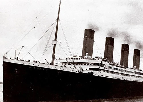 Nhiều người Mỹ tò mò đi thăm tàu Titanic chìm 100 năm dưới biển