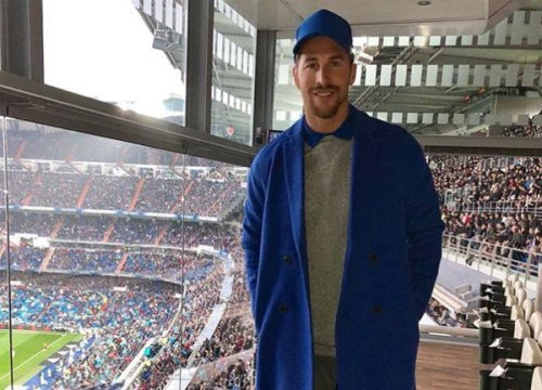 Sergio Ramos diện 'cây xanh' đến sân, bị Terry trêu chọc