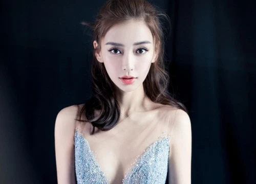 Bà xã Huỳnh Hiểu Minh diện váy hai dây sexy khoe ngực đầy