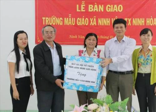 Bàn giao phòng học mới cho trẻ ở xã đảo Ninh Vân