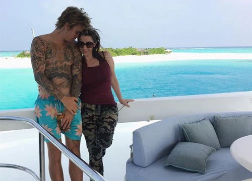 Justin Bieber tình cảm bên mẹ ở Maldives