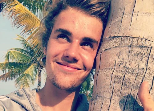 Justin Bieber vừa ám chỉ đã chia tay với Selena Gomez?