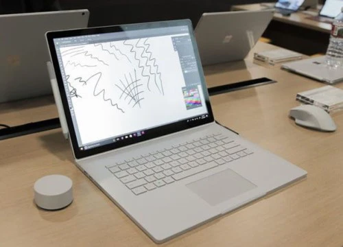 Microsoft mang Surface Book 2 đến 17 thị trường mới