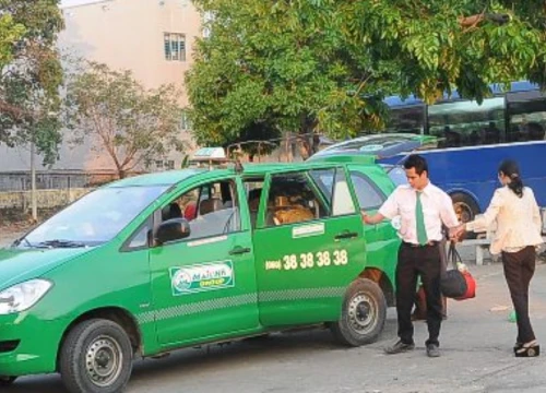 Tài xế taxi đi tù vì đem túi xách của khách bỏ quên giấu vào thùng rác