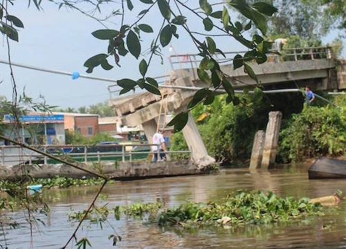 Tiền Giang: Sà lan chở cát tông sập cầu