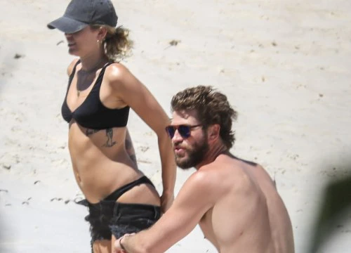 Yêu lại từ đầu với Liam, Miley Cyrus tăng cân và lộ eo ngấn mỡ khi mặc bikini