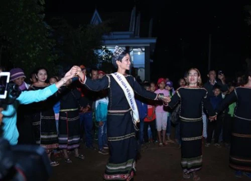 H'Hen Niê đi dép lê, nắm tay bà con quê nhà Đắk Lắk nhảy múa bên lửa trại