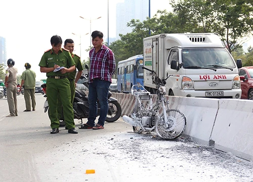 Người phụ nữ tháo chạy khỏi xe máy bốc cháy trên Xa lộ Hà Nội