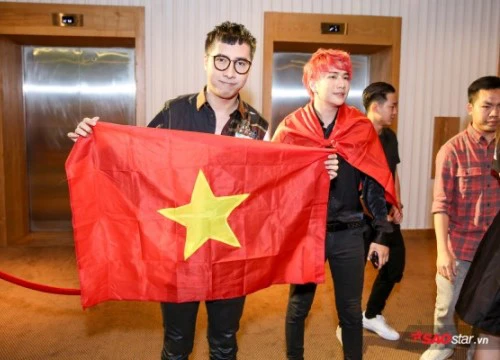 Only C và Lou Hoàng mang cờ Việt Nam mừng chiến thắng U23 trong party của Sơn Tùng