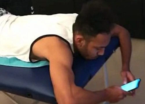 Aubameyang bình thản đi massage, chờ Arsenal chốt giá