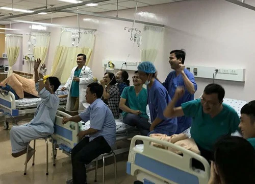 Bệnh nhân quên đau cùng bác sĩ hò hét cổ vũ U23 Việt Nam