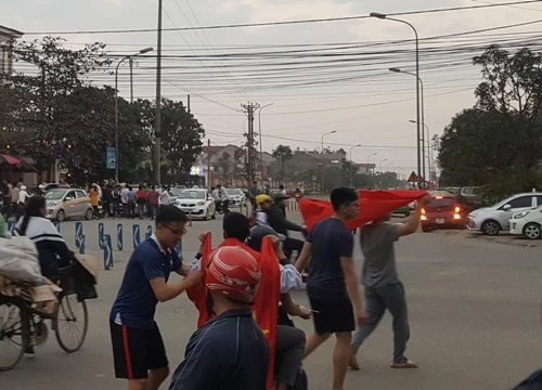 Cờ Tổ quốc "cháy hàng" sau trận U23 Việt Nam thắng U23 Qatar