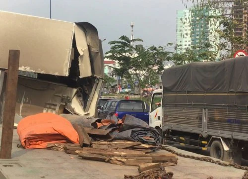 Cuộn thép chục tấn "làm xiếc" trên phố, người đi đường tái mặt